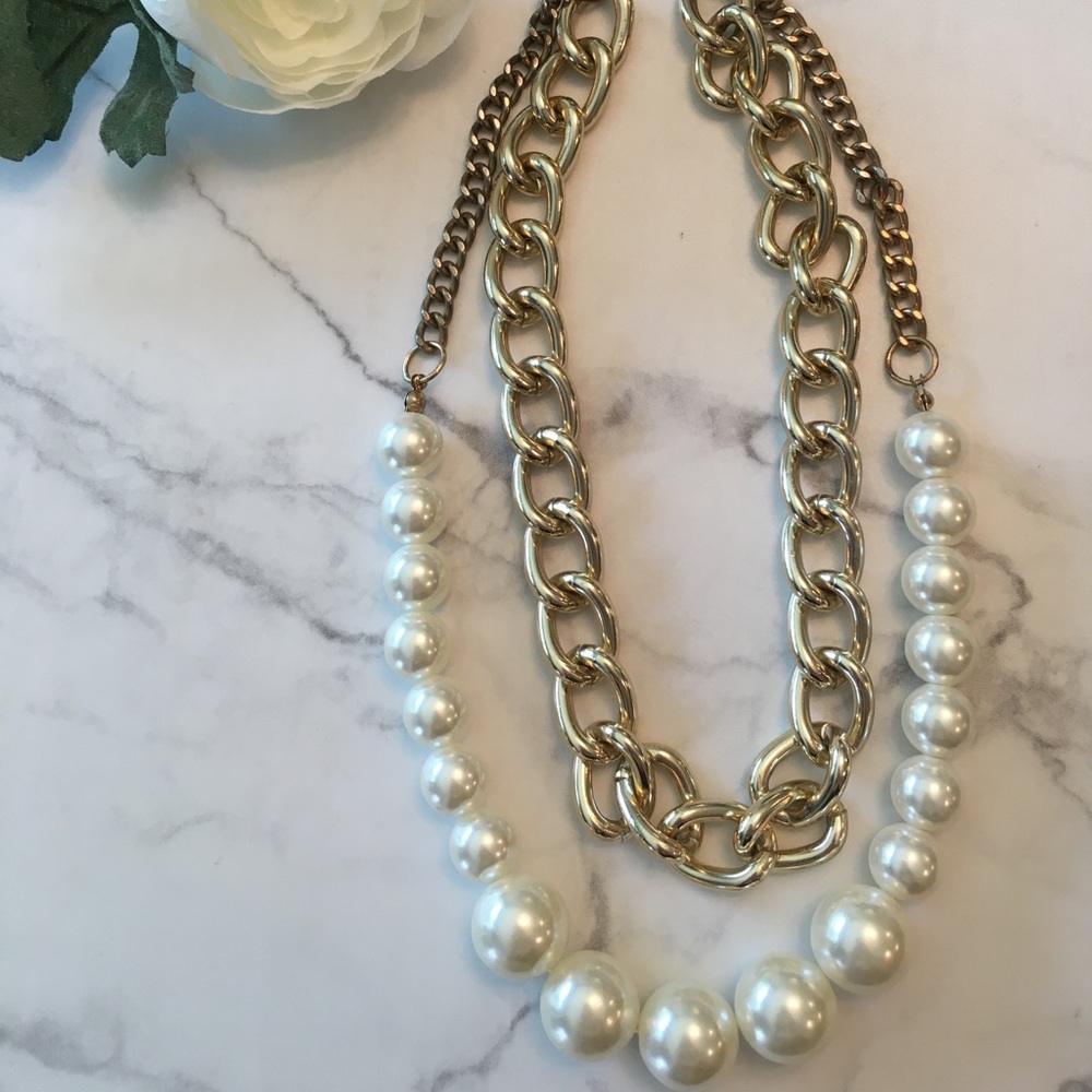 Boutique • 2 Tier chunky gold/pearl necklace